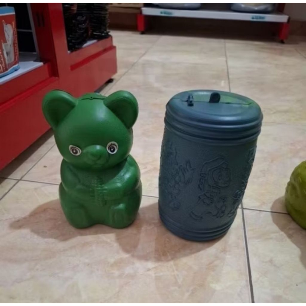 Celengan plastik sedang/Celengan karakter lucu