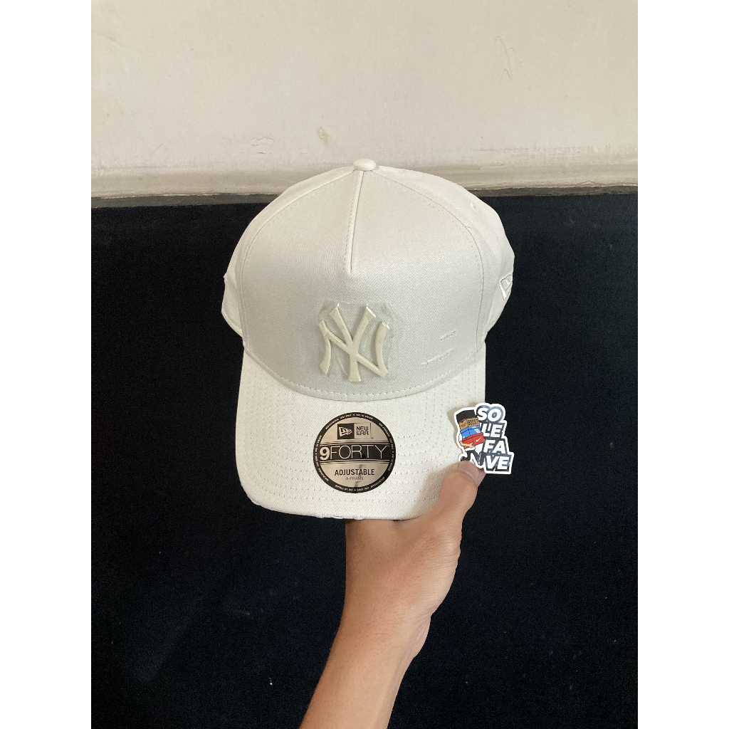 TOPI NEW ERA 940AF STRAPBACK X MLB NY YANKEES METAL LOGO DAMAGED MATERIAL OFF WHITE ORIGINAL NO BOX