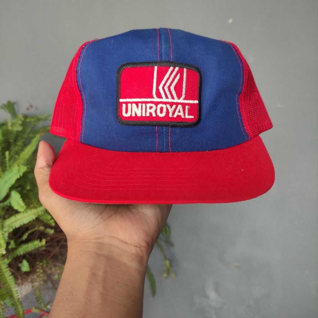 TOPI VINTAGE PATCH UNIROYAL YOUNGAN TRUCKER