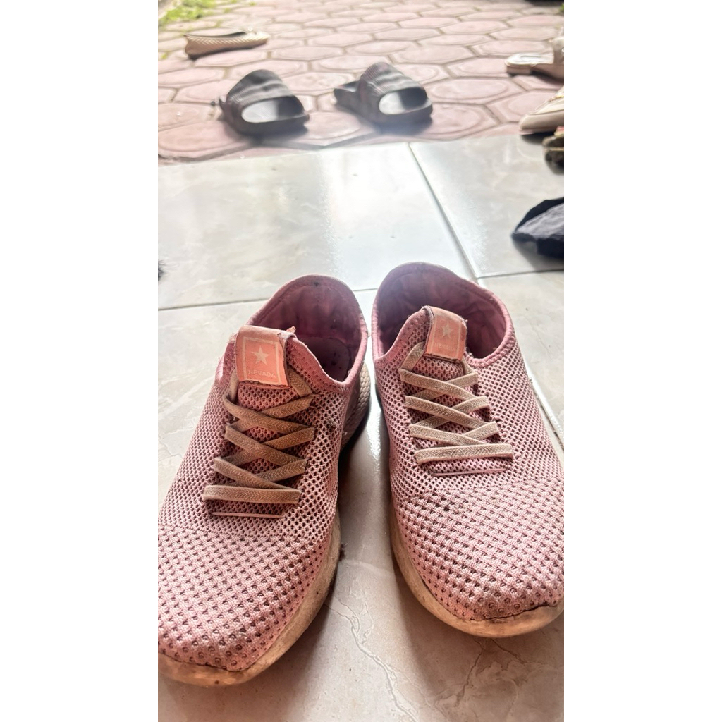 PRELOVED Sepatu Nevada