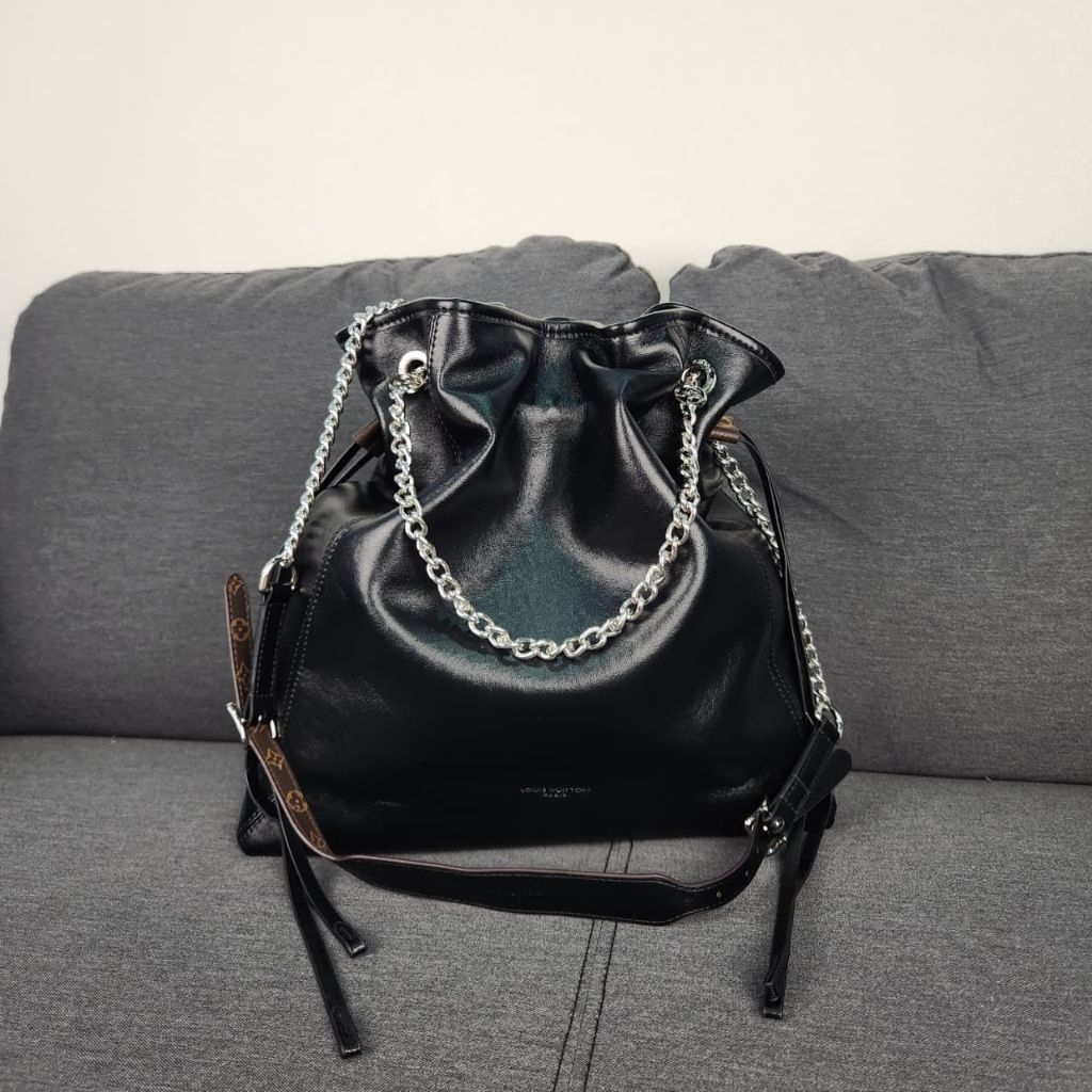 tas serut hitam kilap tali rantai silver selempang kulit