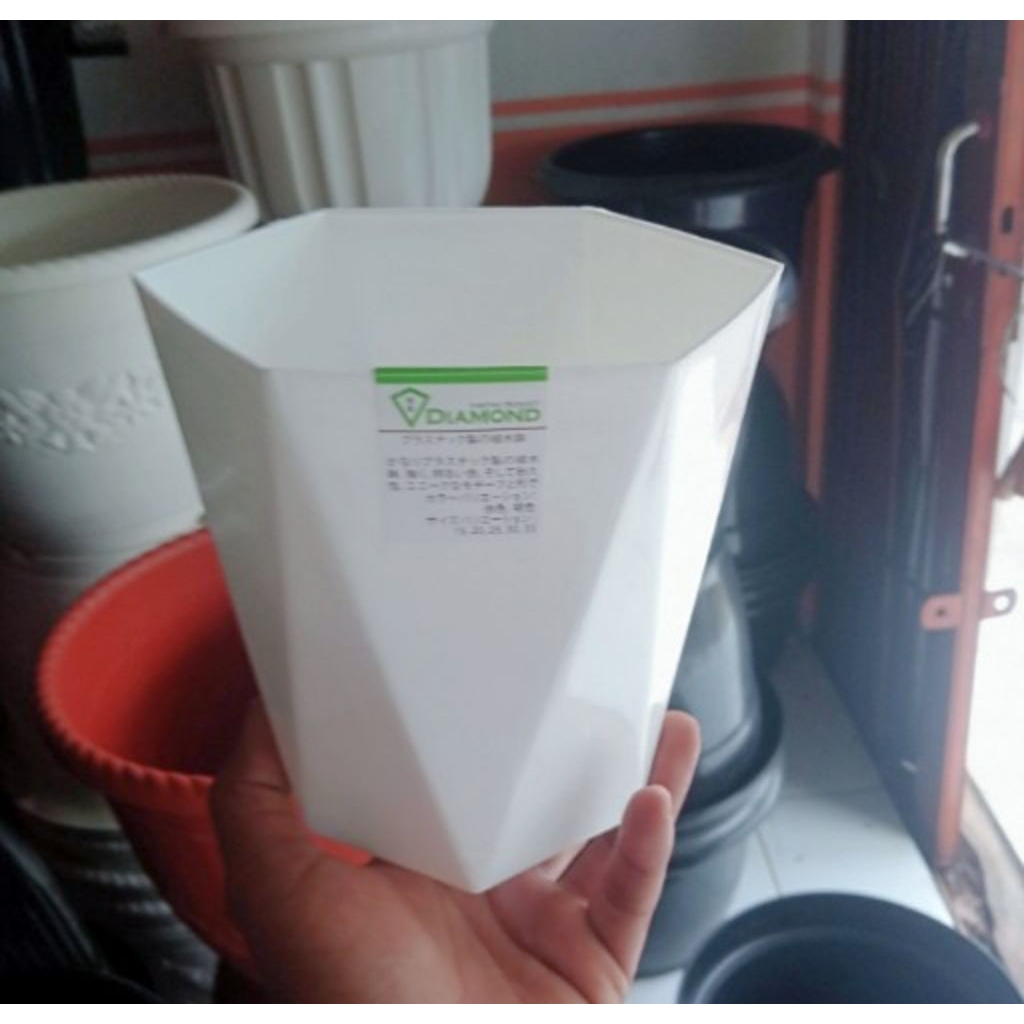 POT BUNGA PUTIH UKURAN 20cm/ POT DIAMOND UKURAN 20CM WARNA PUTIH