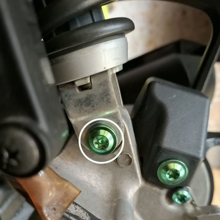 Baut titanium shock Belakang vario/Beat/scoopy poto contoh terpsang