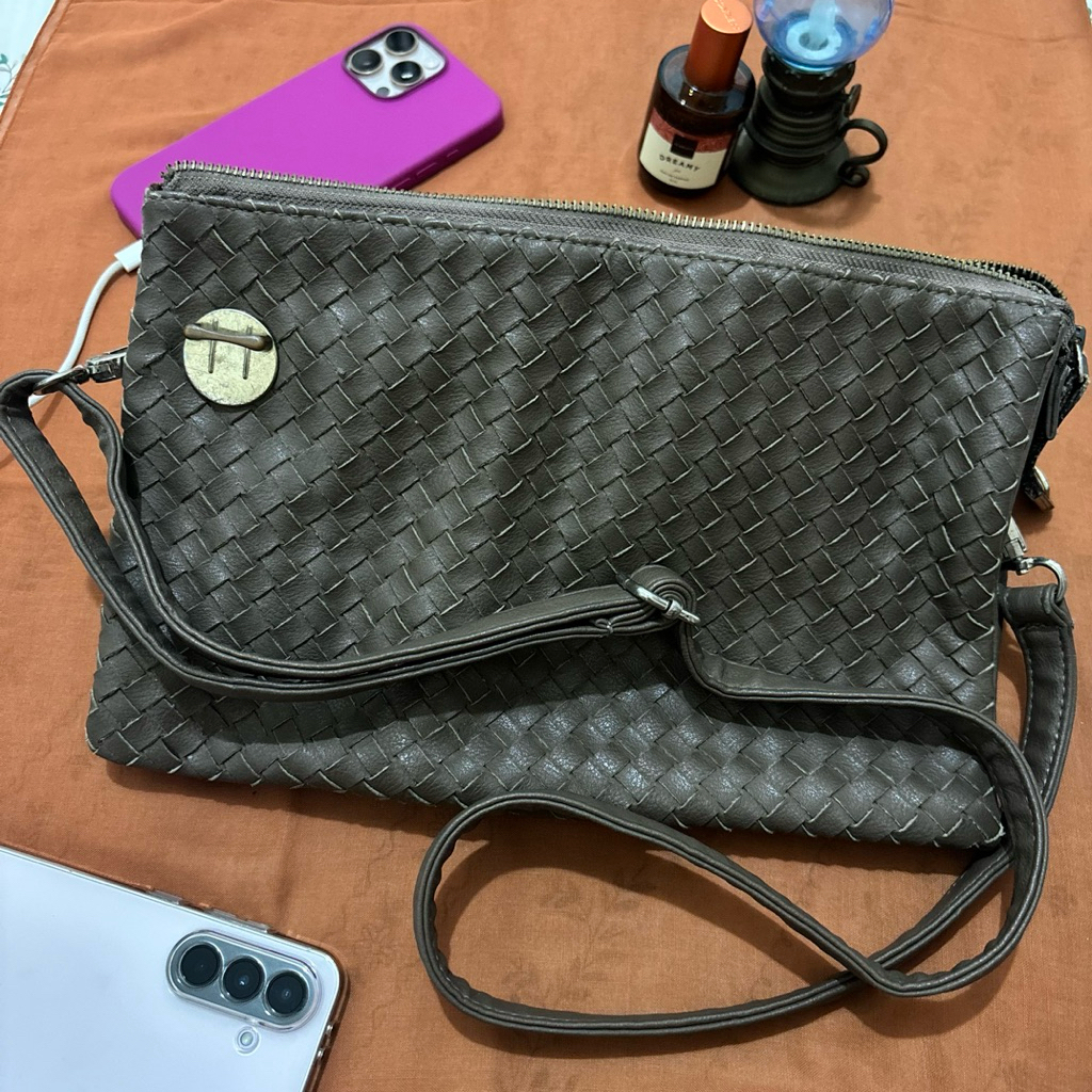 [Preloved/Second] Tas Anyam Selempang Kulit