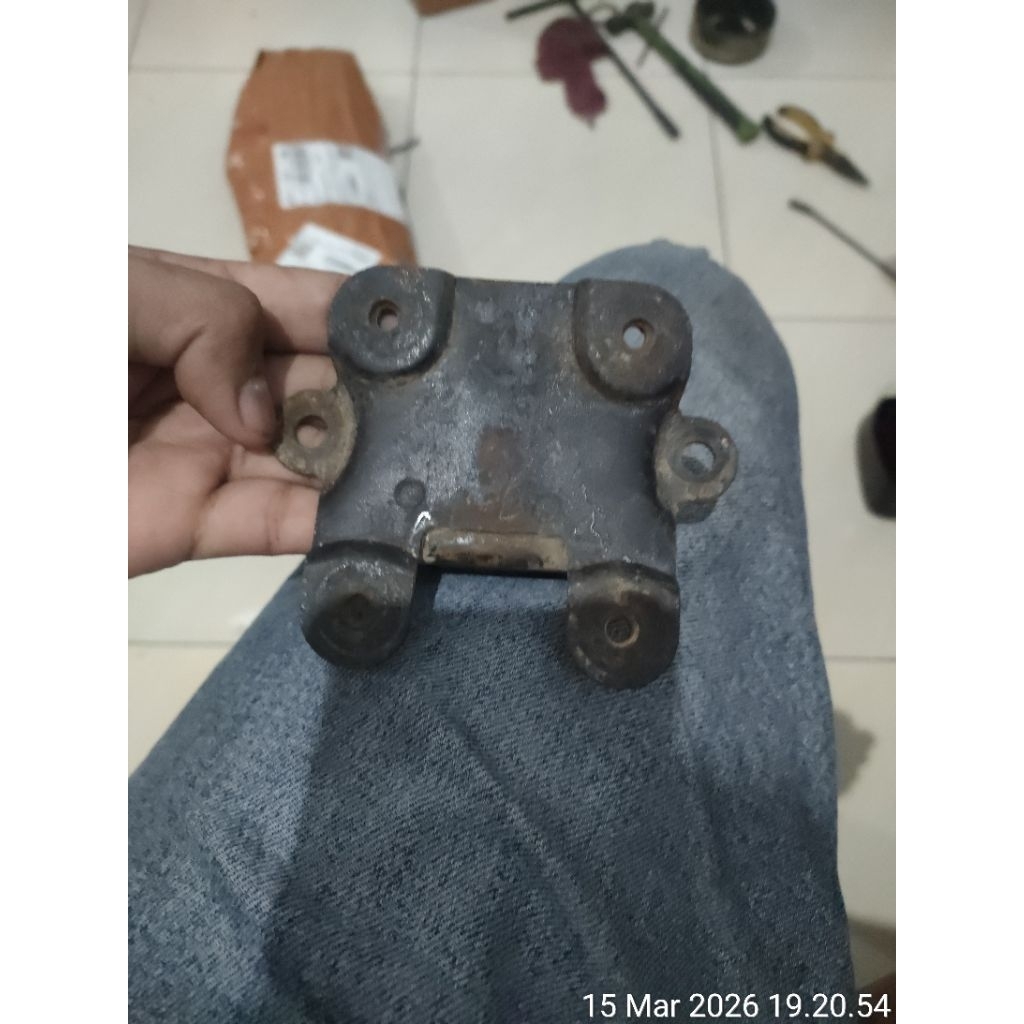 breket braket slebor depan spakbor Yamaha Yt115 original