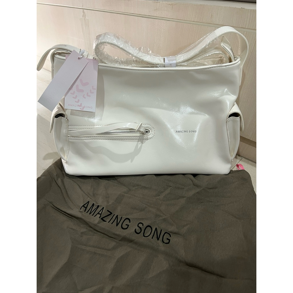 amazing song liquer fang hobo bag white