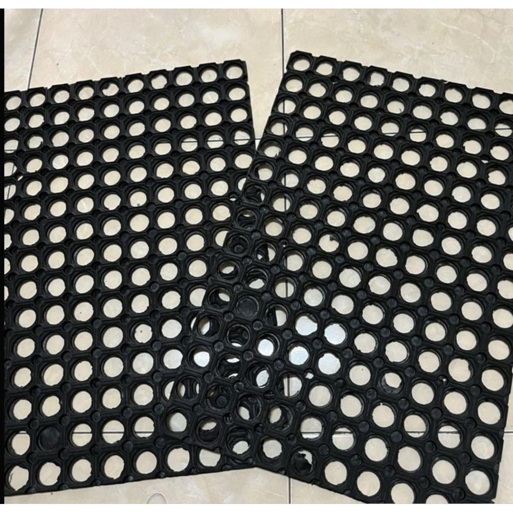 KESET KAKI KARET LOBANG B HITAM 40X60