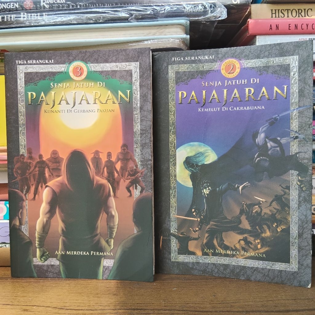 Buku Original • Sepaket Senja Jatuh Di Pajajaran - Kemelut Di Cakrabuana & Kunanti Di Gerbang Pakuan
