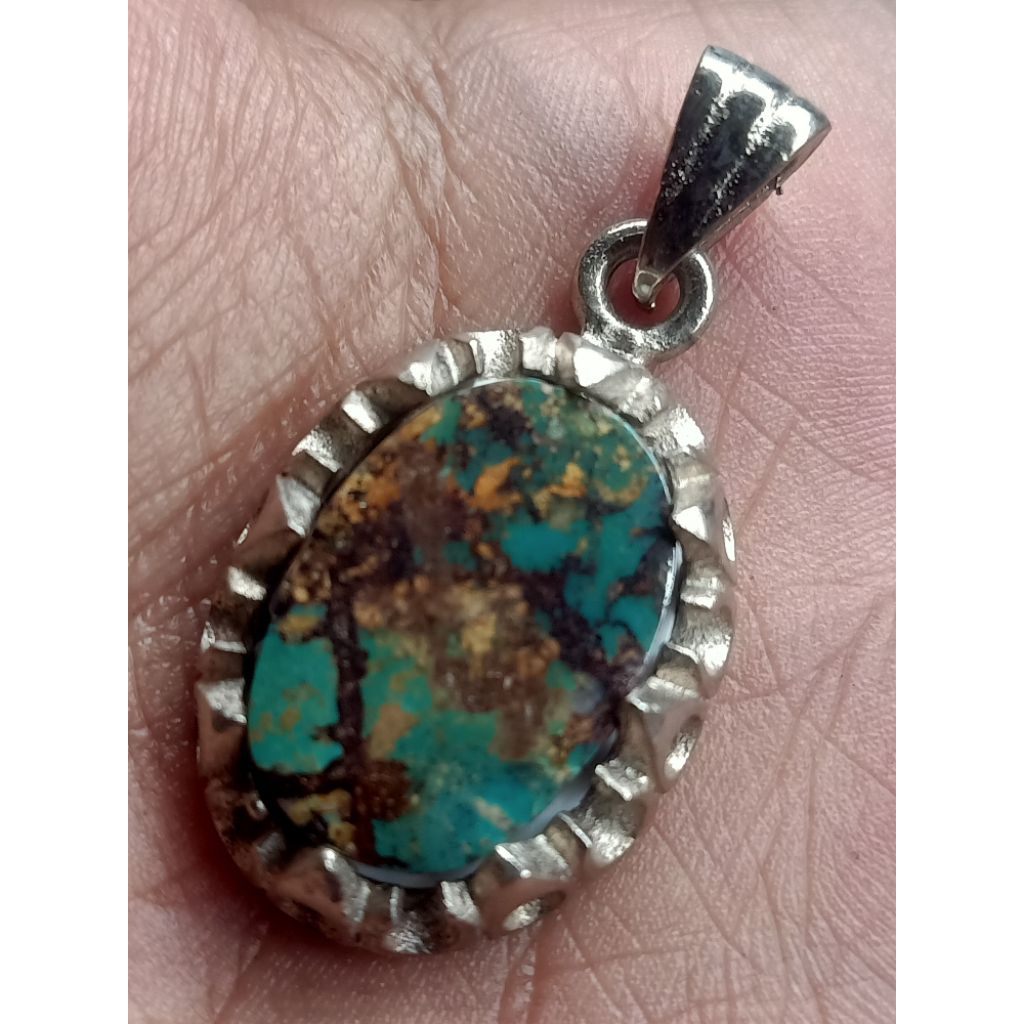 liontin batu pirus Persia