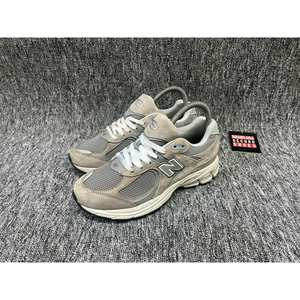 sepatu sneakers NB 2002R