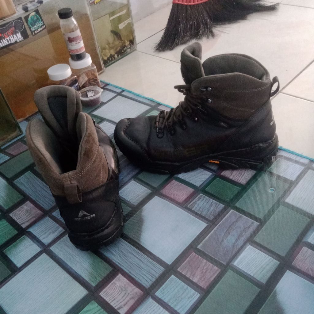 preloved sepatu gunung Eiger plum