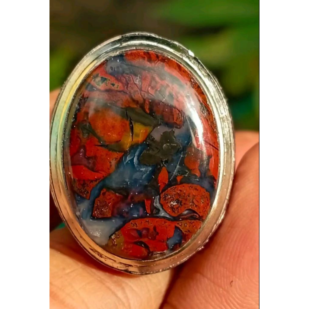 cincin batu pancawarna merah Kristal
