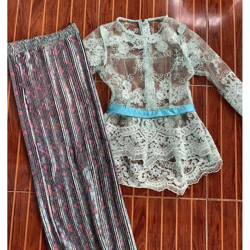 1 set kebaya dan rok samping