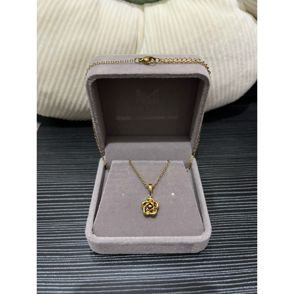 Kalung Titanium Gold Bunga Mawar