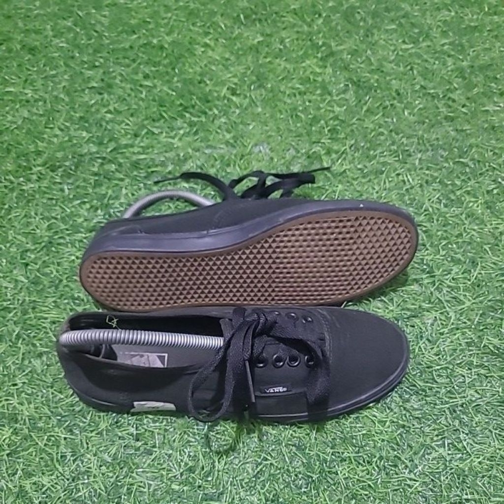 sepatu sneakers vans authentic full black size 39