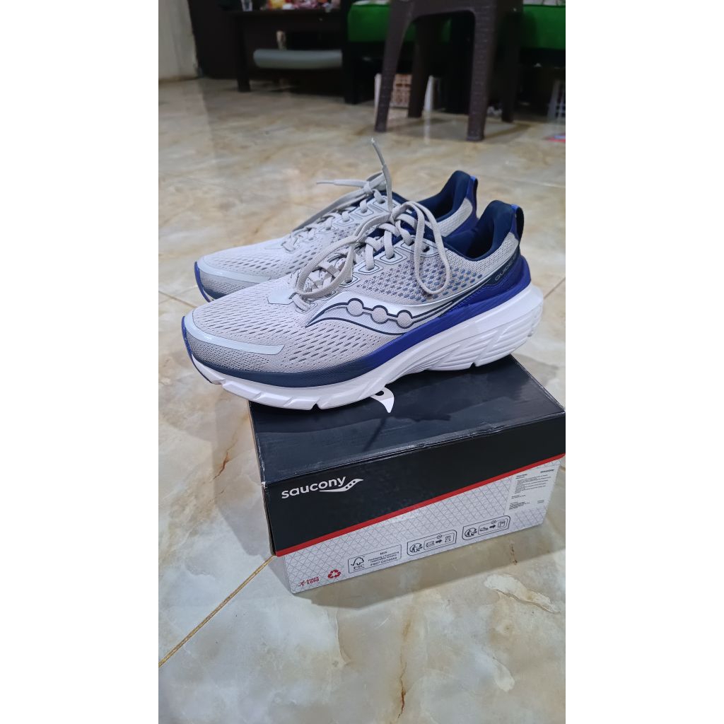 Second Like New Saucony Guide 17 Size 44, fit to 41-43.