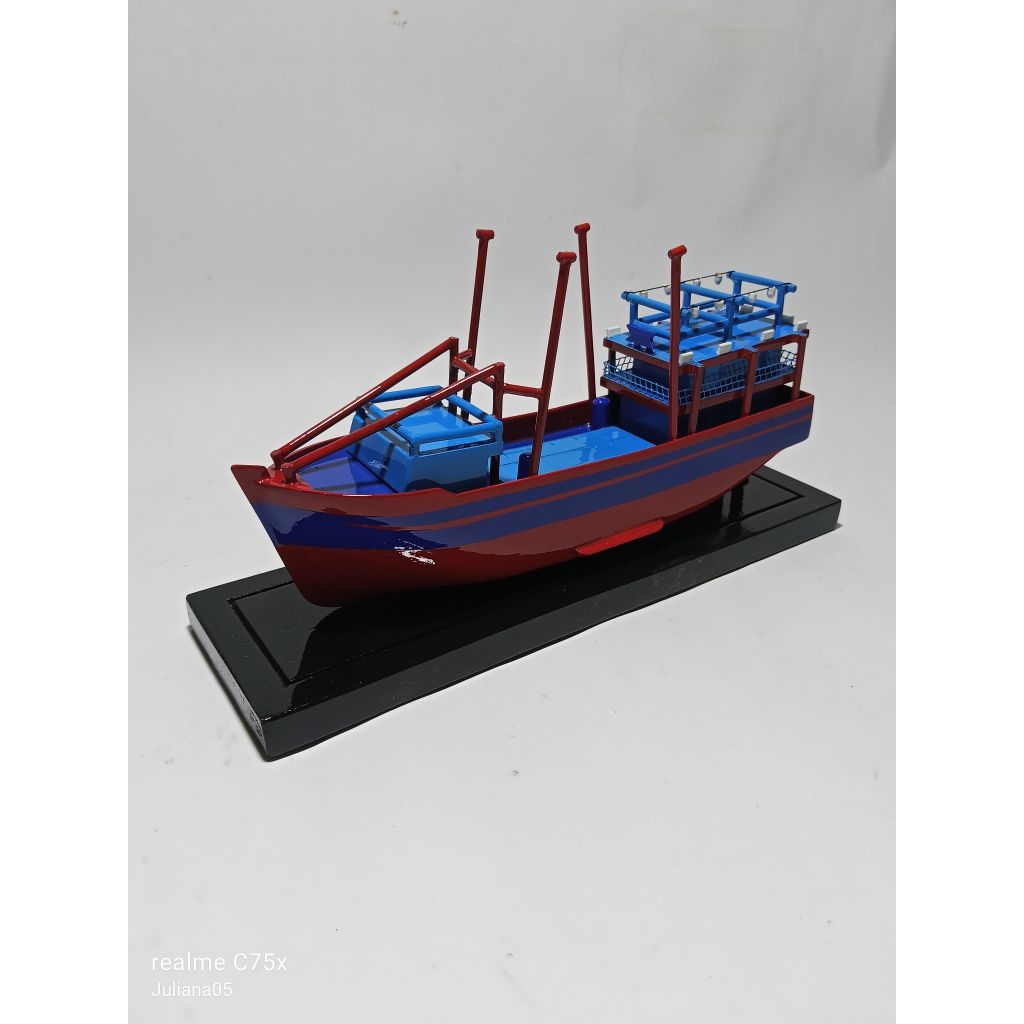 miniatur kapal nelayan cumi/cakalang 20cm