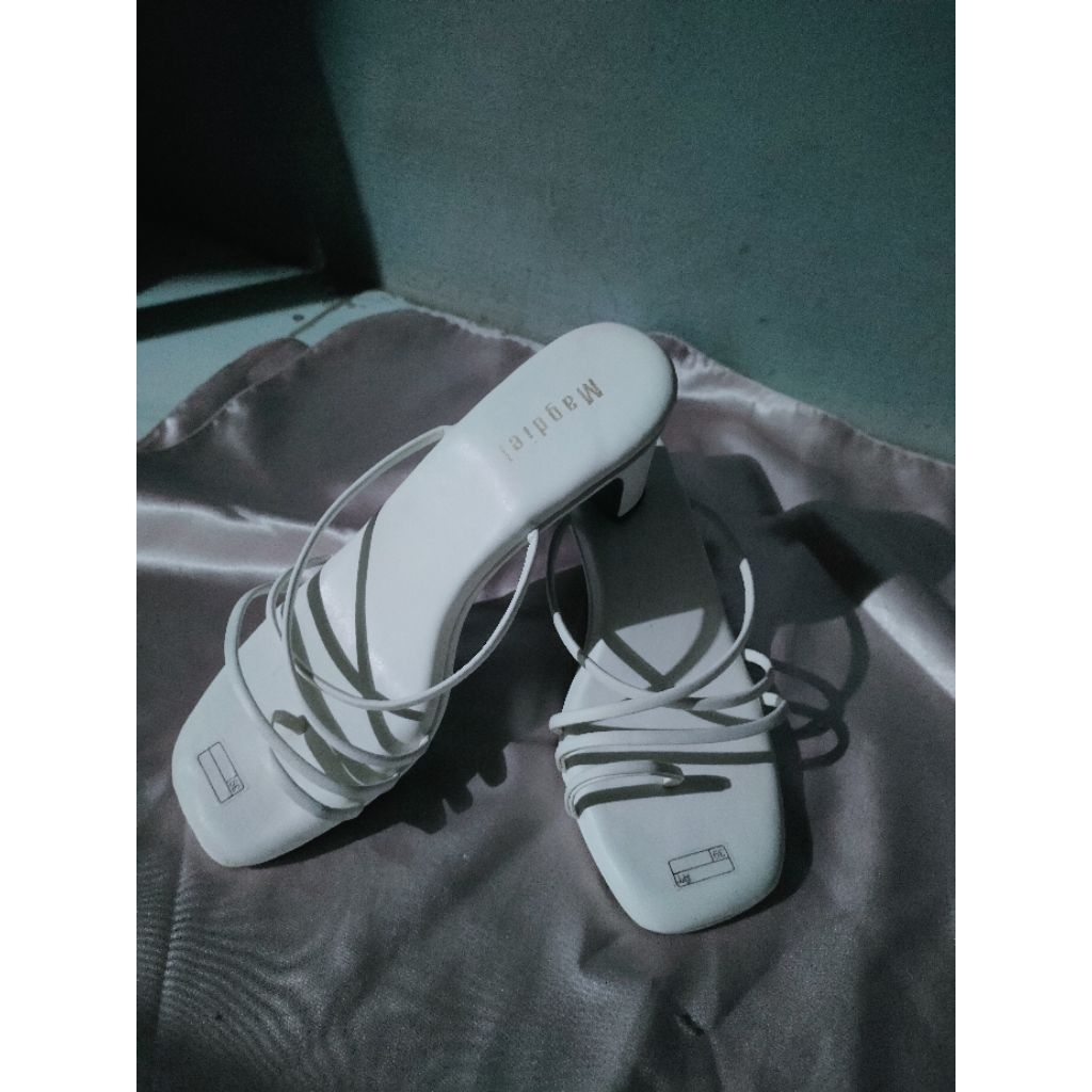 sandal hak magdiel