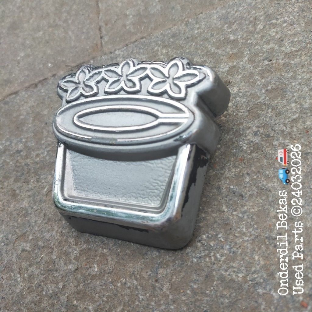 emblem grill Toyota Corolla ke30 tahun 1976 lecet pemakaian