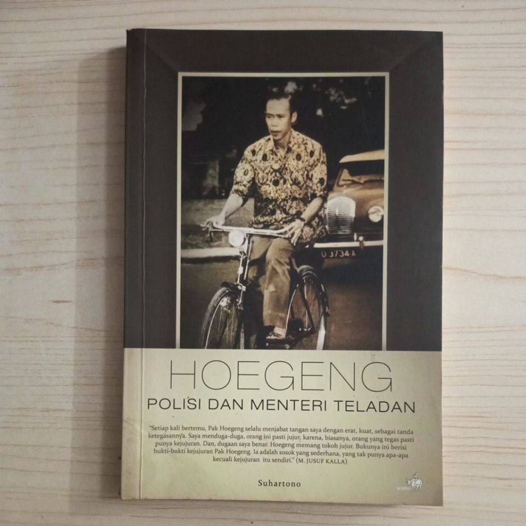 BUKU HOEGENG POLISI DAN MENTERI TELADAN OLEH SUHARTONO