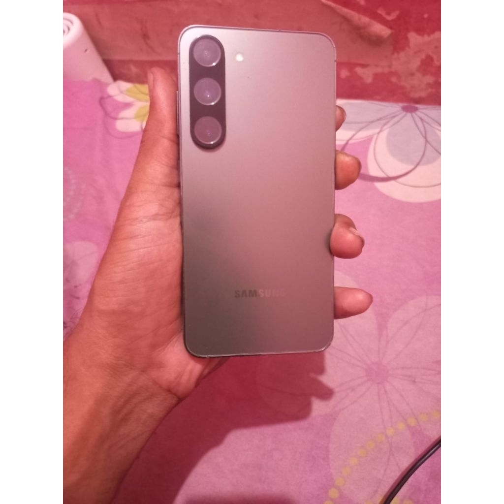 samsung s23 reguler sein 8/128 barusan sudah terpasang pelidung kamera & pelindung layar minus ada r