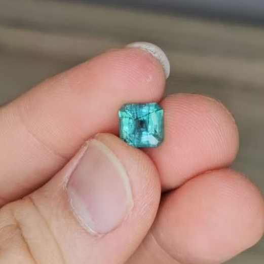 Jamrud Emerald Bluish Green 1.97crt Memo GRI