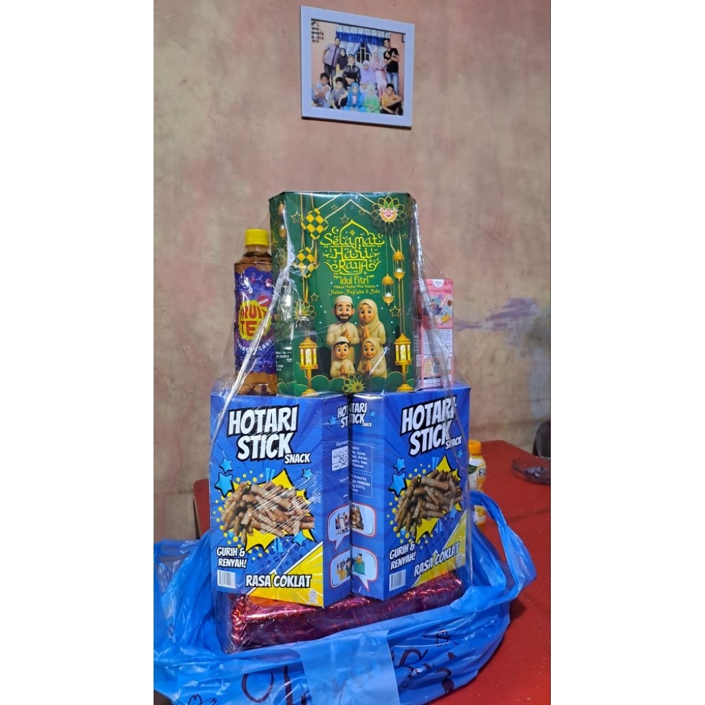 HAMPERS PAKET LEBARAN KUE, ROTI & PAKAIAN + HANDUK