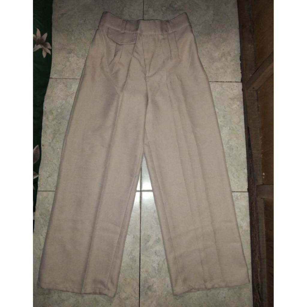 PRELOVED Celana Oro pants - Loose pants Haigwaist (Baca Deskripsi Di Bawah)