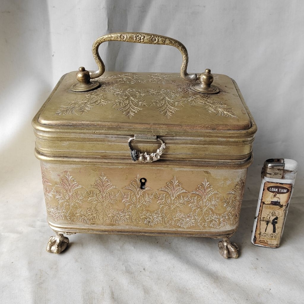 Pajangan Vintage Kotak Kinangan S. H. & G Kuningan Ukir halus