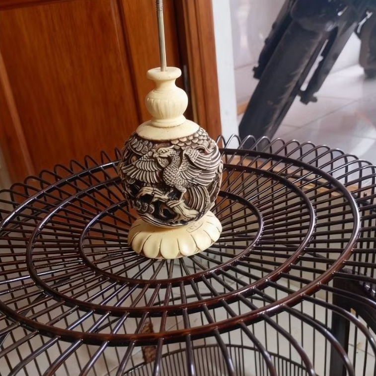 Pion Sangkar Ukir Fiber Motif Relief Burung