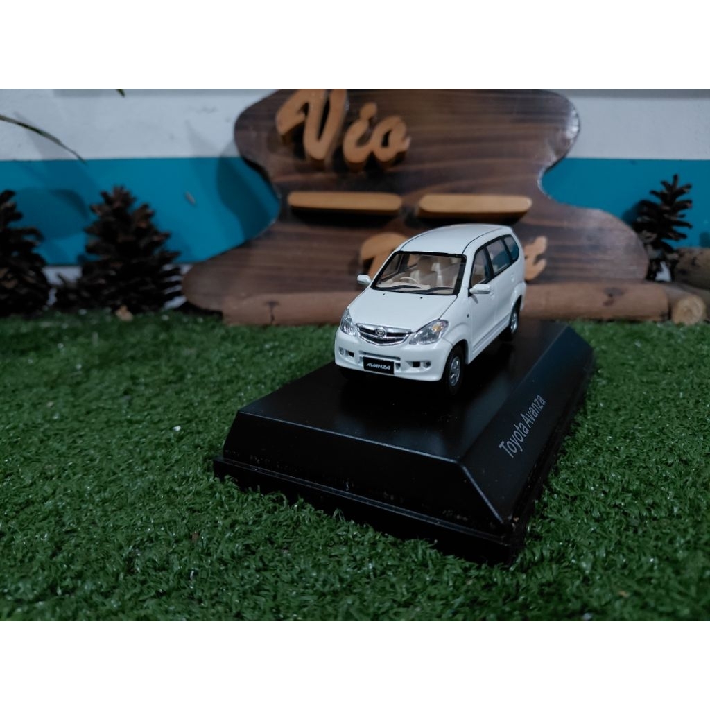 Diecast Miniatur Toyota Avanza putih skala 1:43