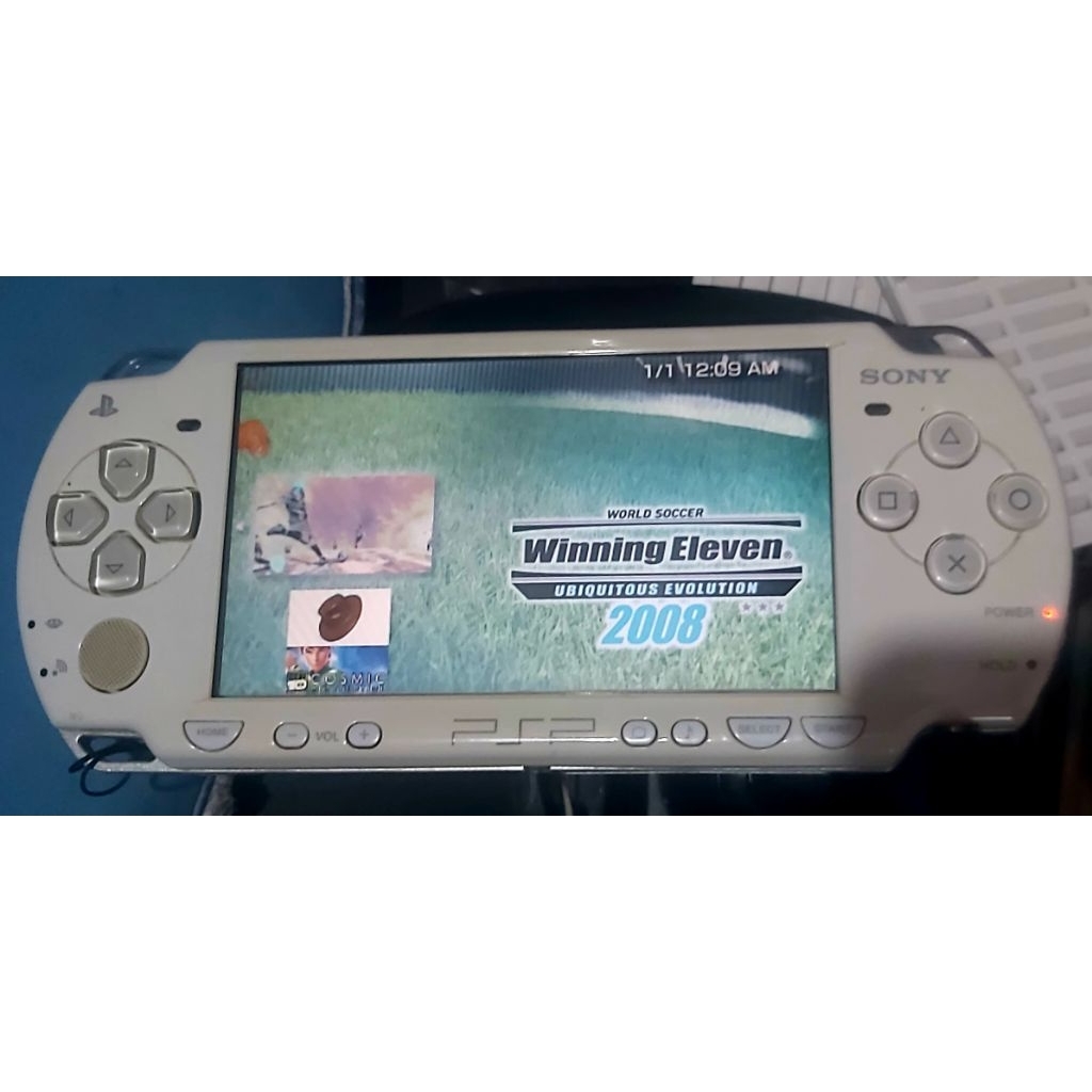 sony psp seri 2006 warna putih mesin normal 8gb isi game ad minus sedikit