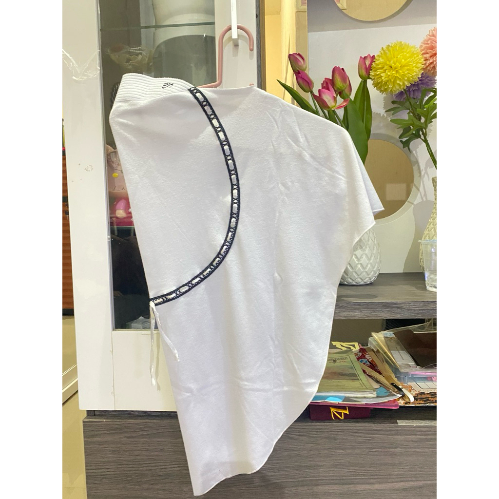 kerudung sekolah rabbani warna putih pita hitam ukuran s |preloved