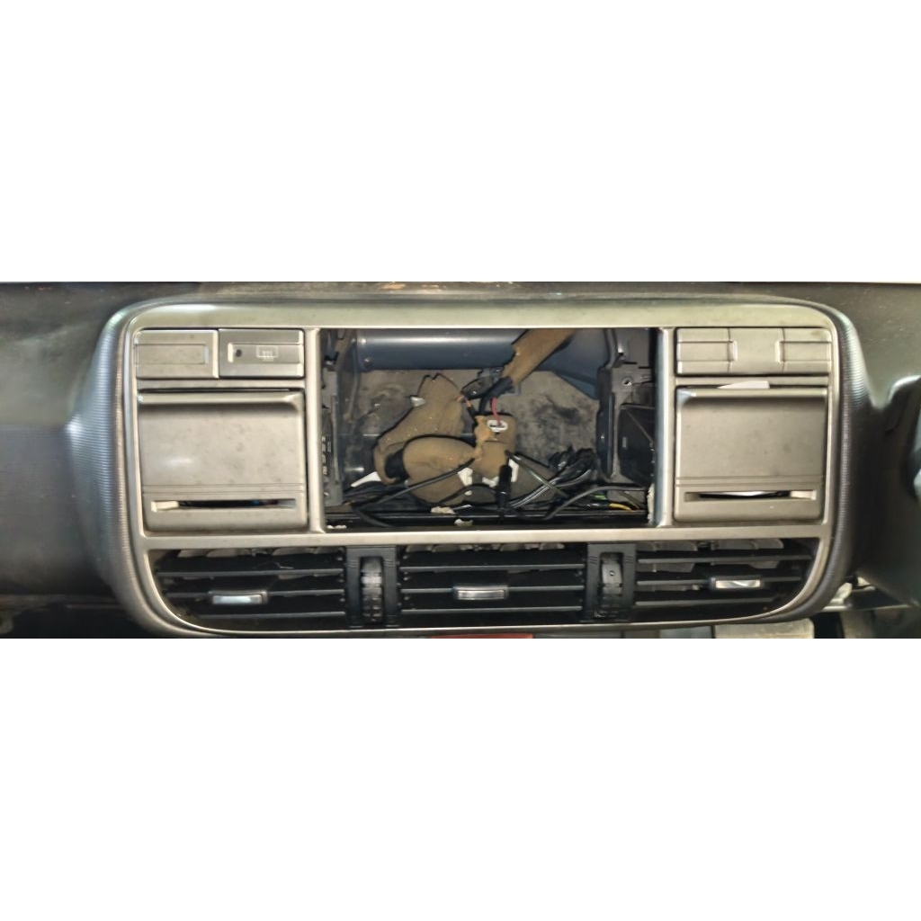 frame head unit kisi ac tengah dashbaord Nissan Xtrail T30 original