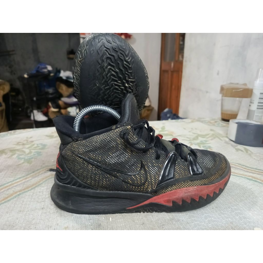 NIK3 KYRIE 7 BRED