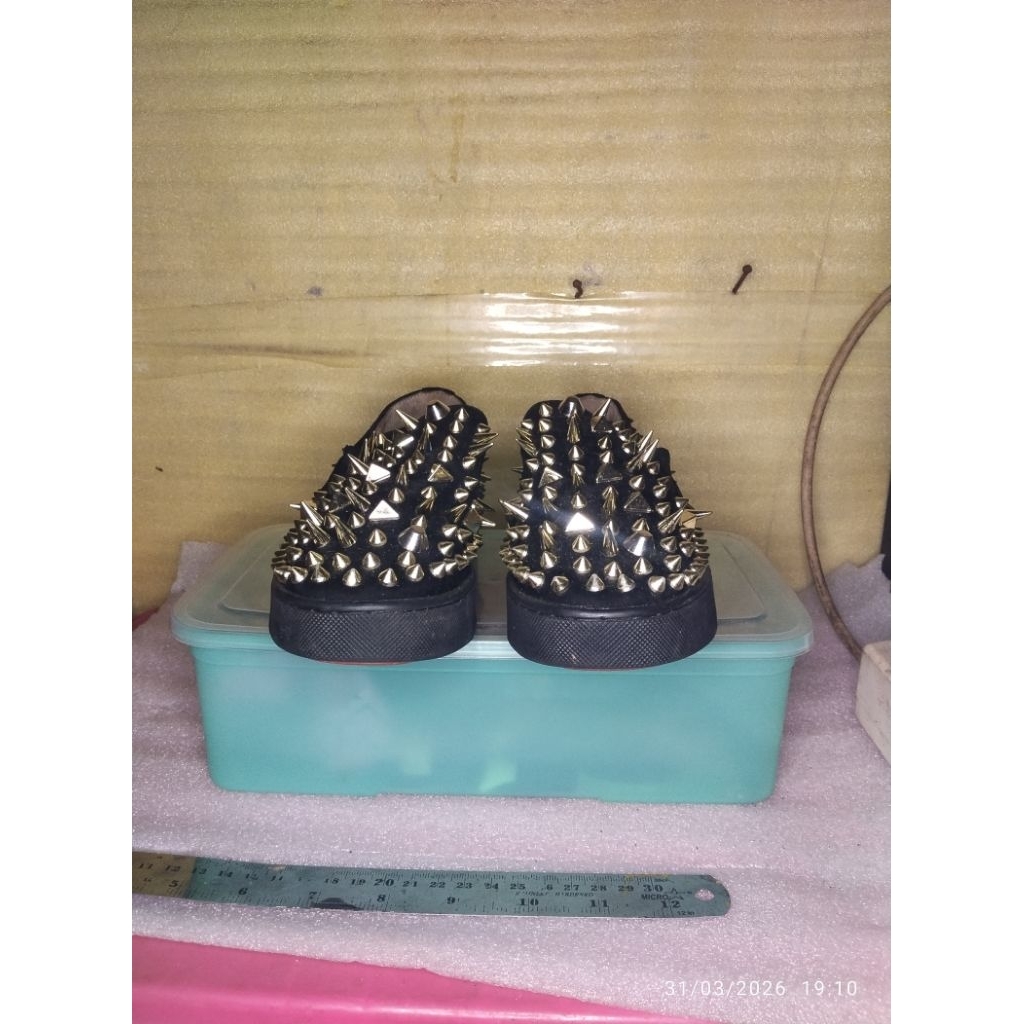 italy loubotin size 35