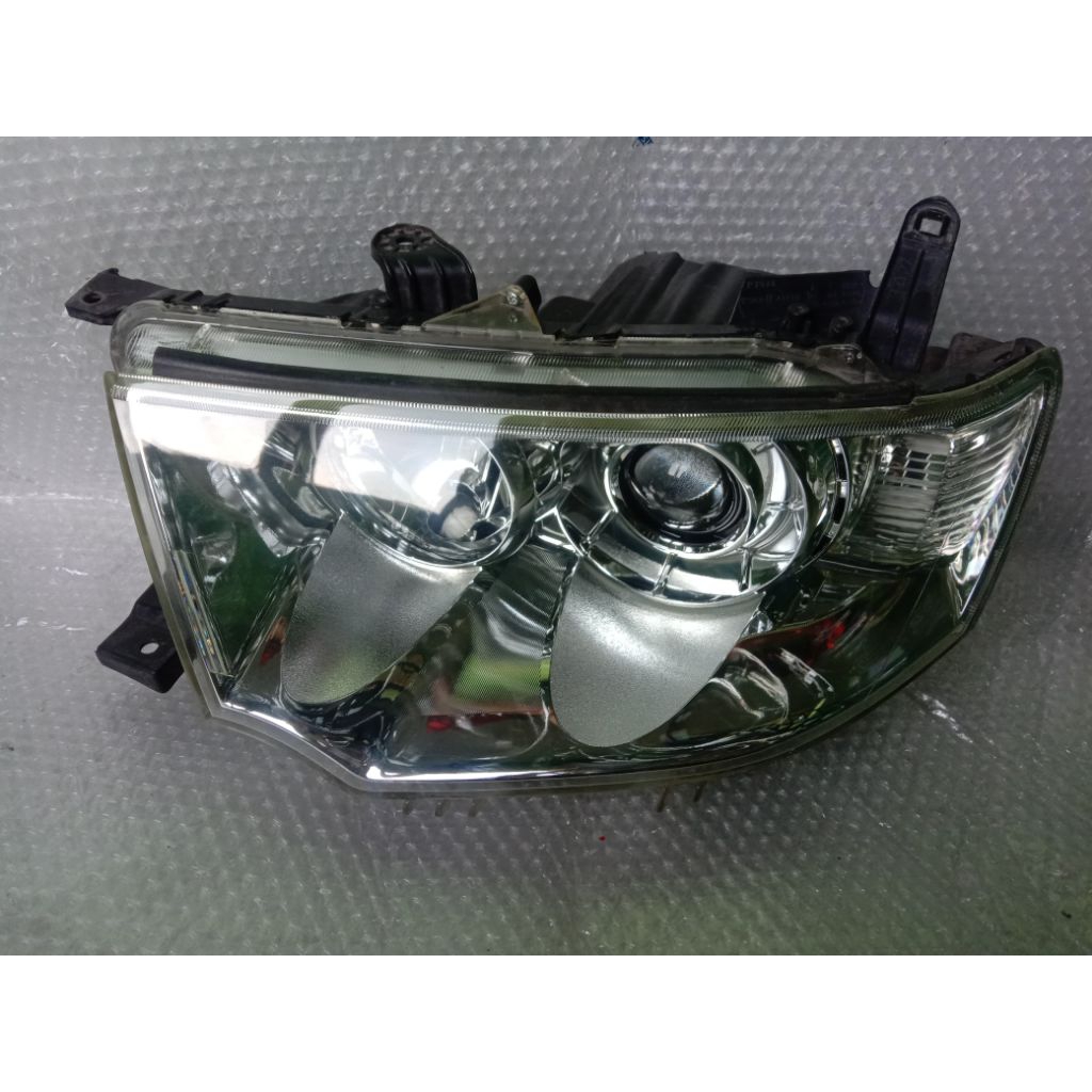 lampu depan Pajero lama 2010-2014