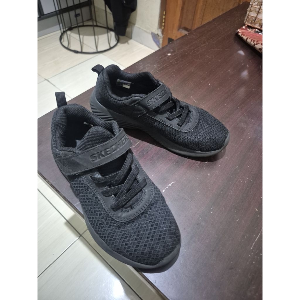 Preloved - Sepatu sekolah anak laki-laki, full hitam. Skechers