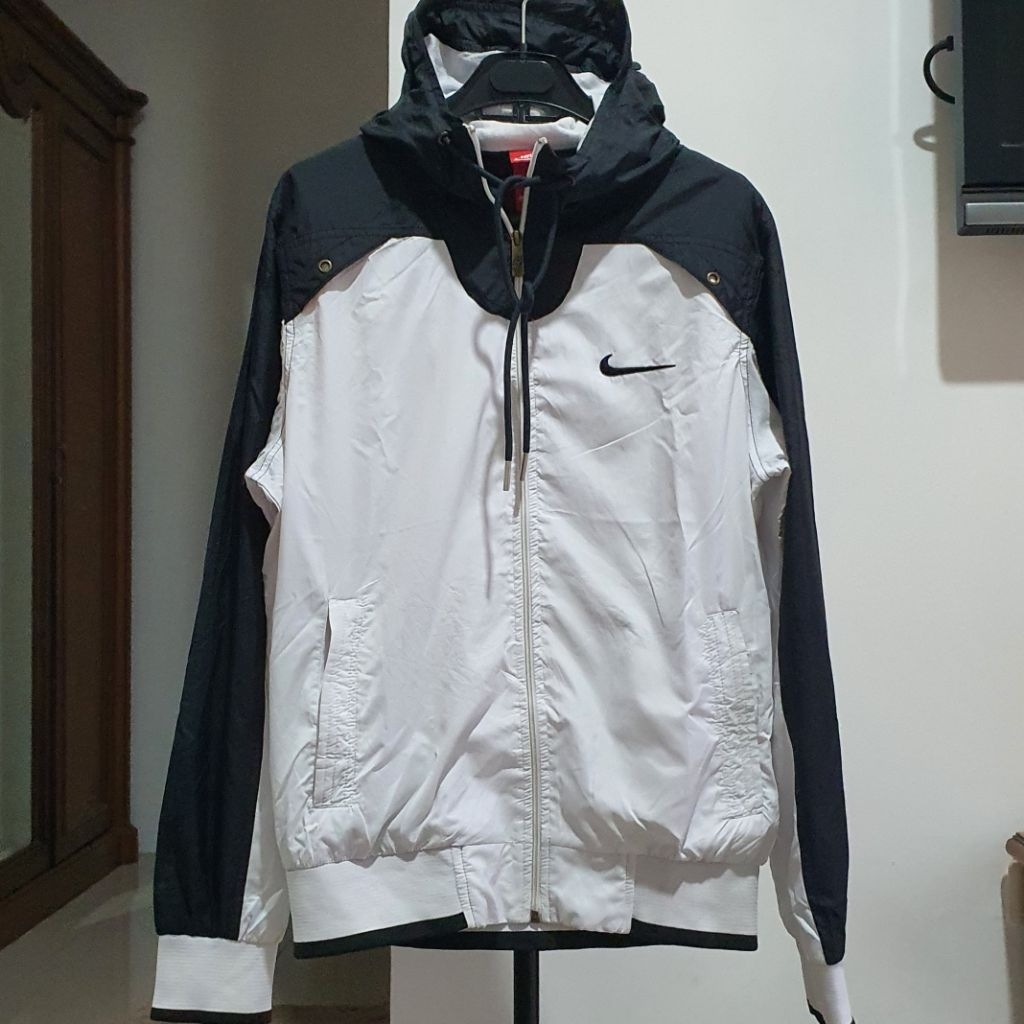 Jaket Tracktop Nike Putih Kombinasi Hitam
