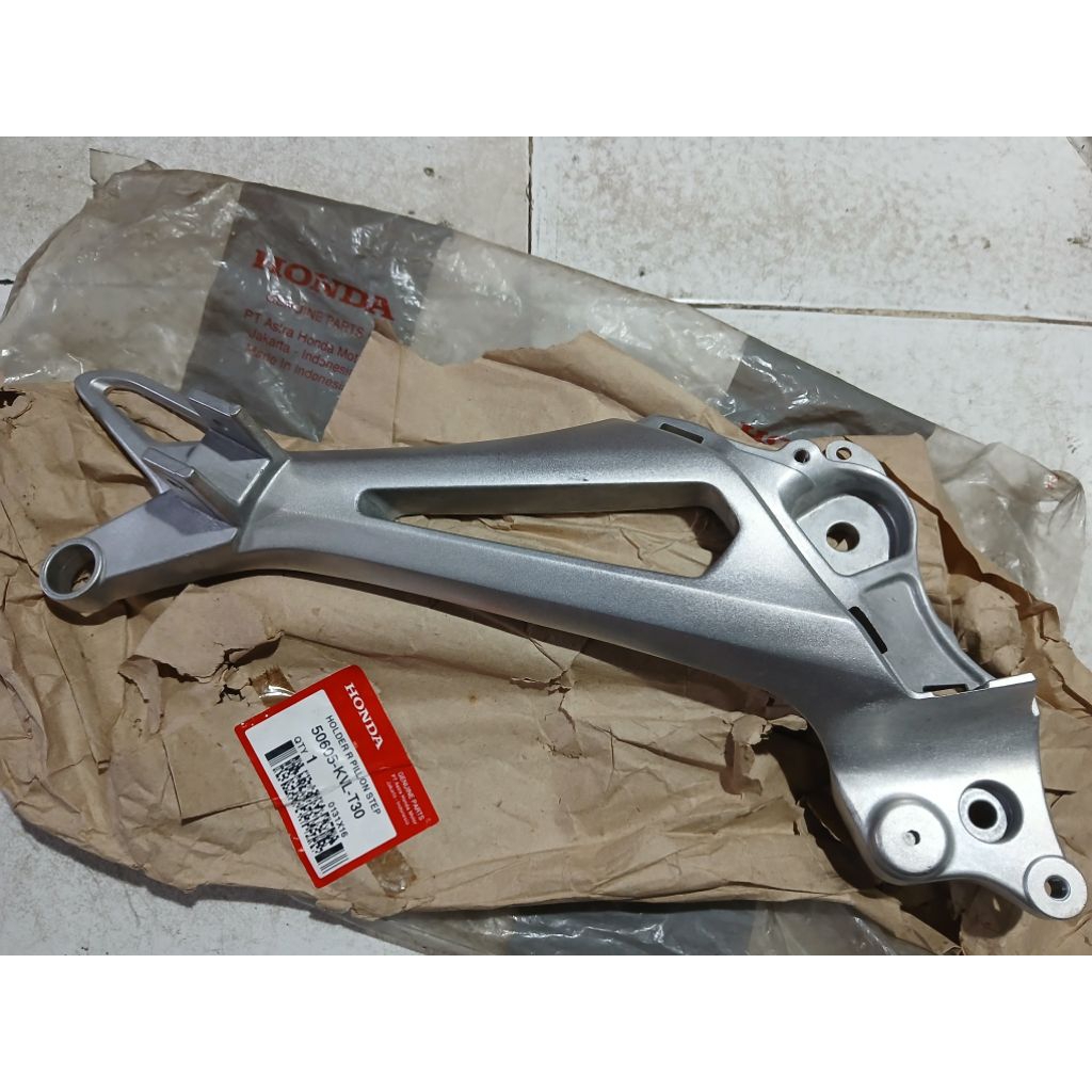 50605 KVL T30 BESI FOOTSTEP BELAKANG SUPRA X125 BATMAN NEW KANAN ORIGINAL AHM