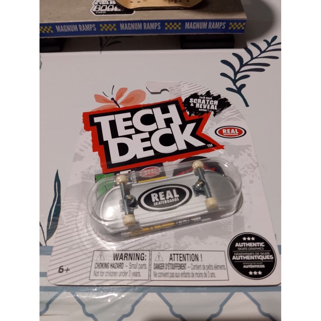 TechDeck : Real Skateboards Scratch and Reveal Series.