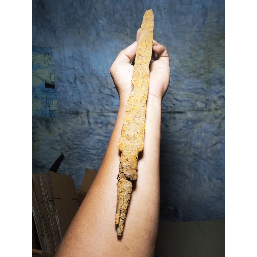 sbuah pedang kuno tmuan sungai