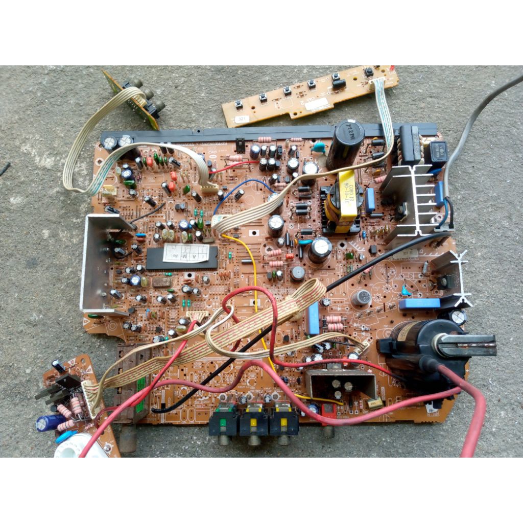 Mesin TV tabung flat 21inc merk Polytron, normal.