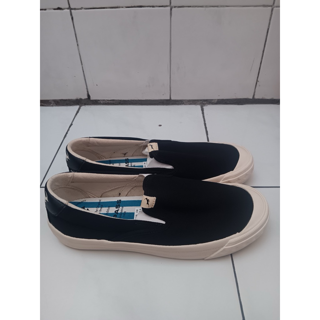 compass slip on harrington black