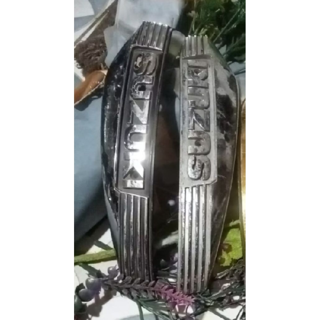 EMBLEM LOGO TANGKI SUZUKI RC 80 RC 100 ORIGINAL