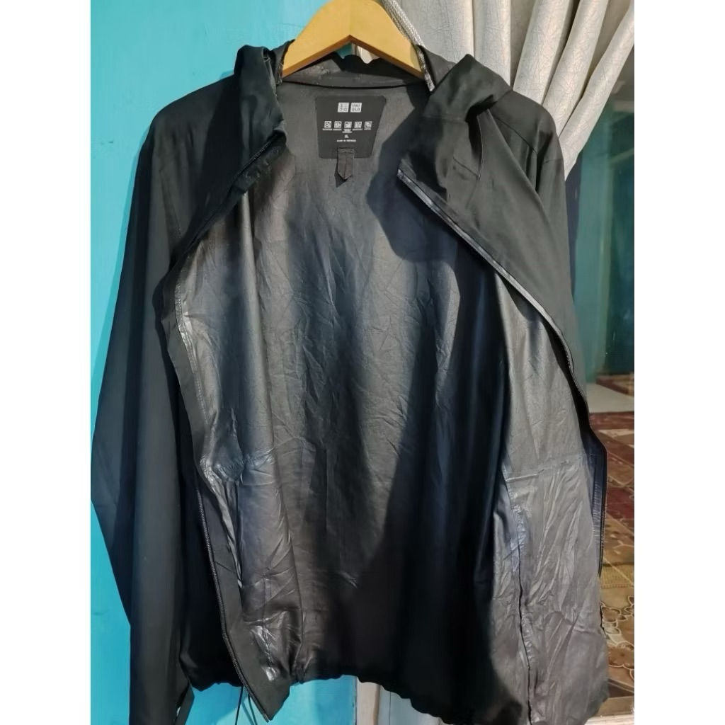 Uniqlo Blocktech Hitam
