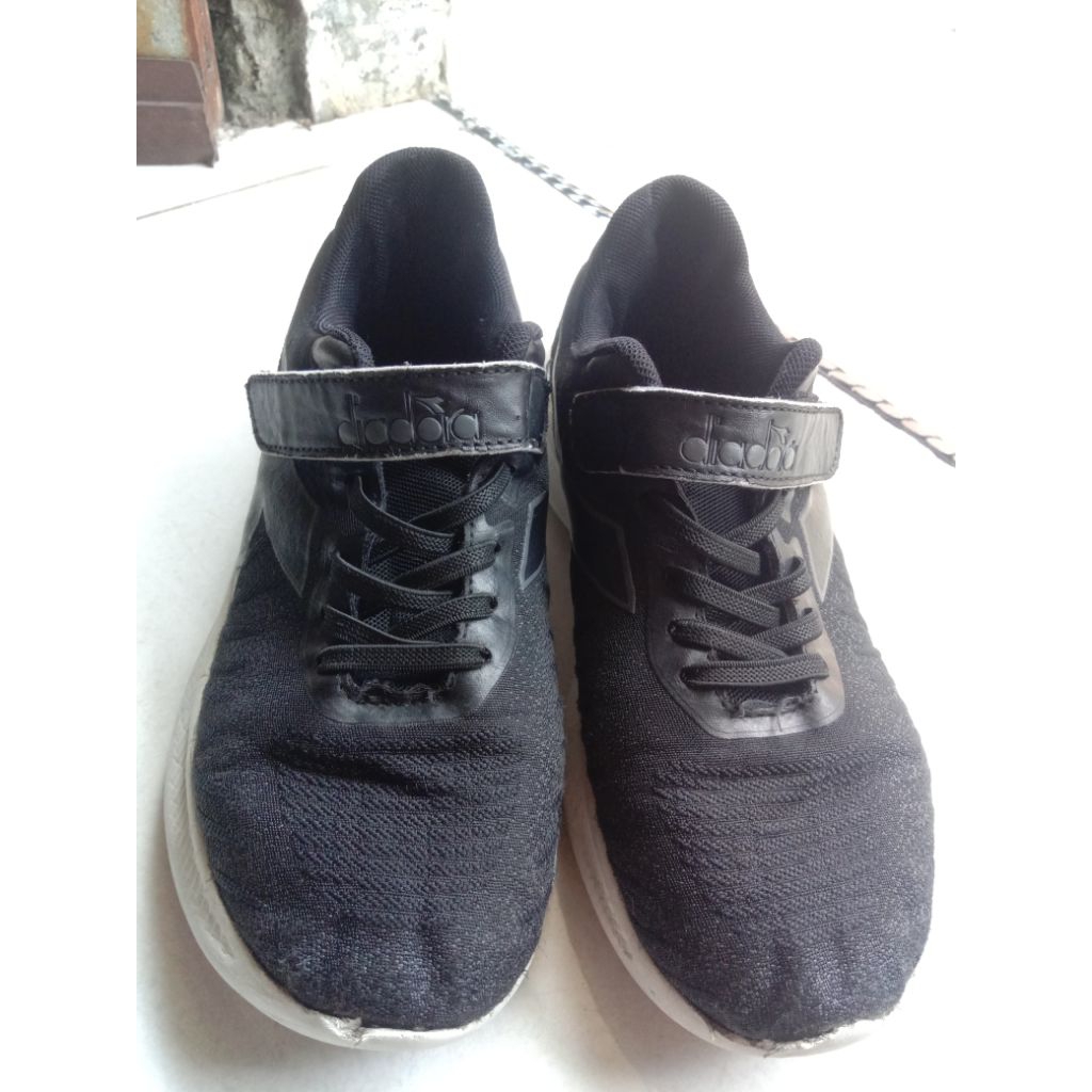 preloved diadora sepatu hitam putih size 35