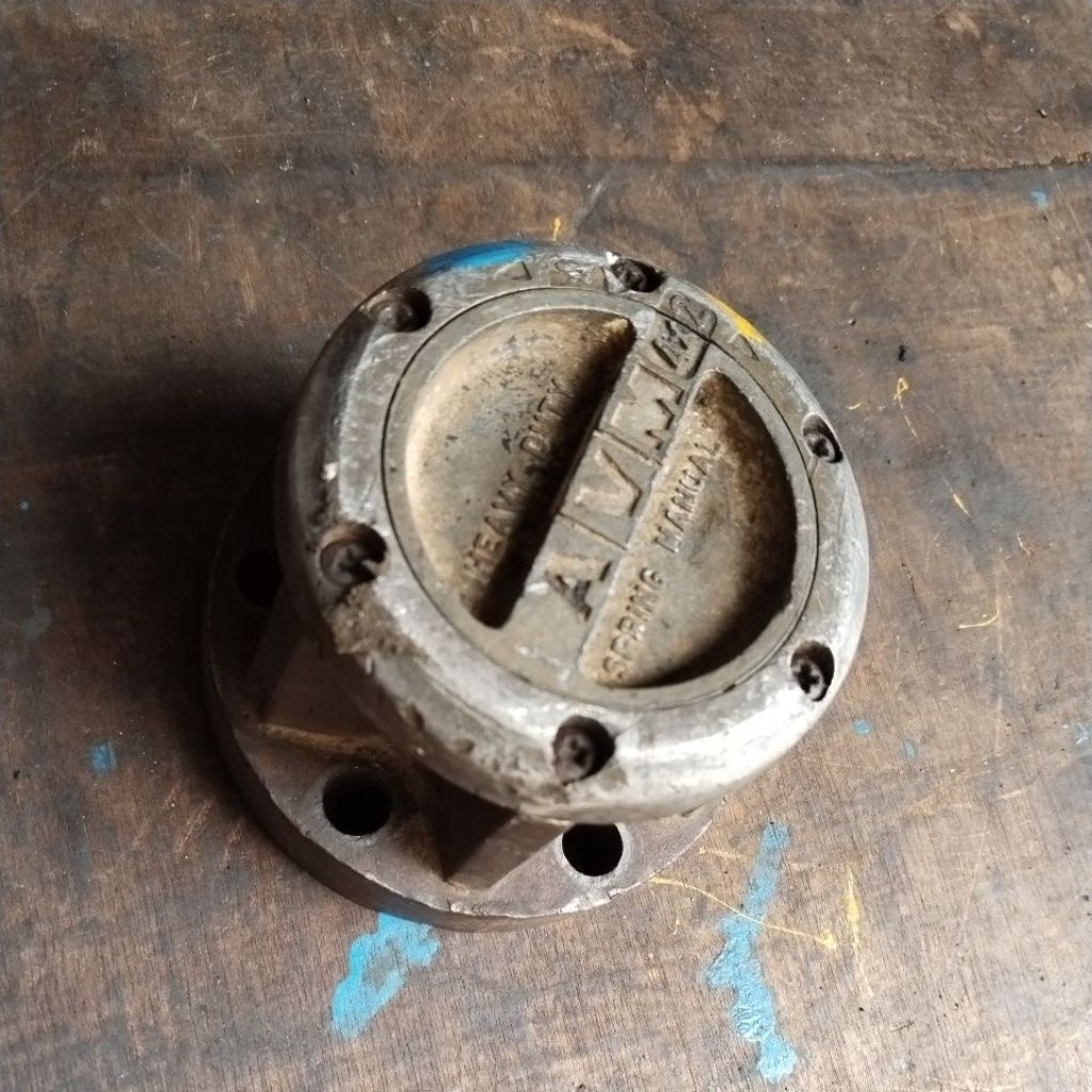 isuzu trooper 3 pintu freelock sebelah roda merek AVM