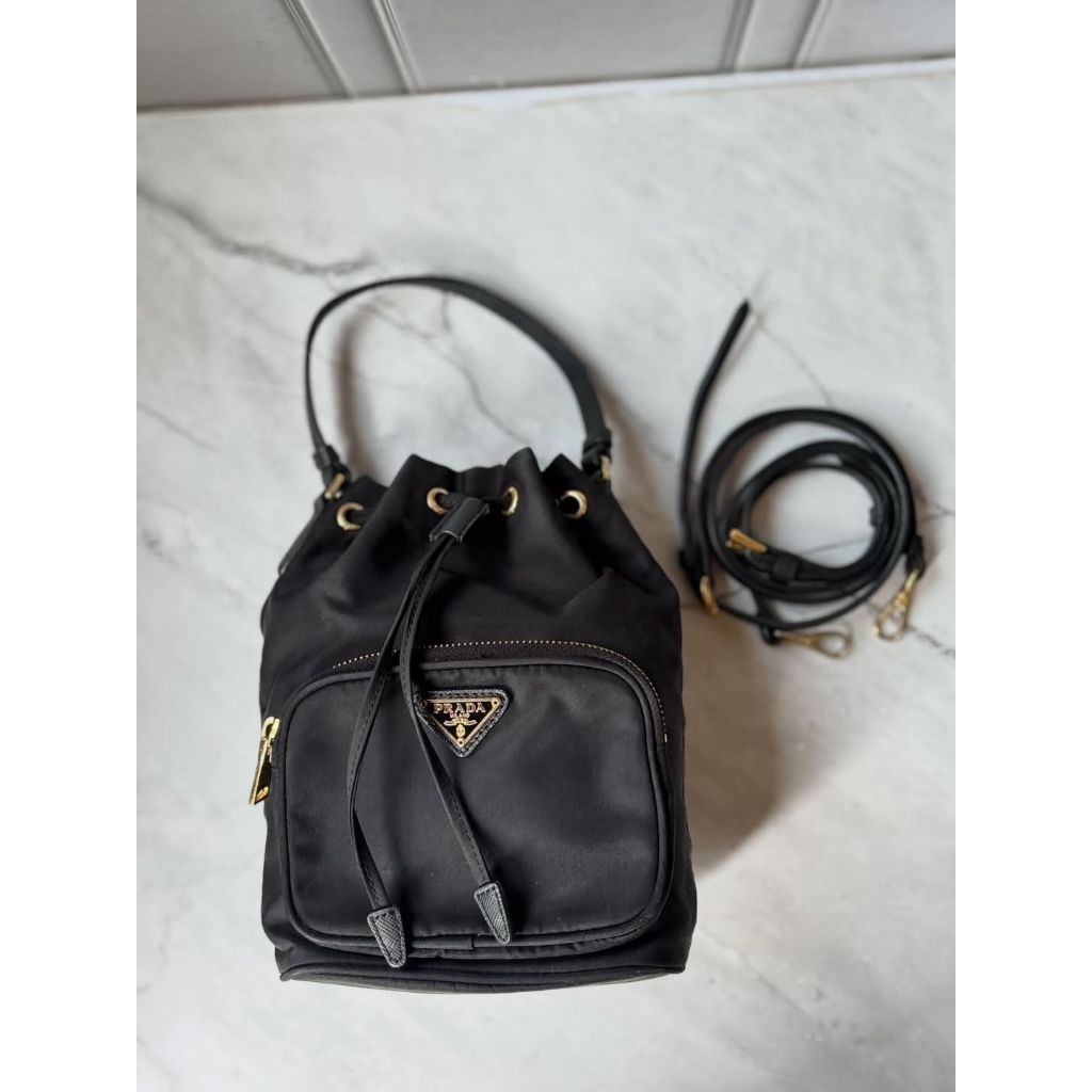 Tas Prada serut hitam