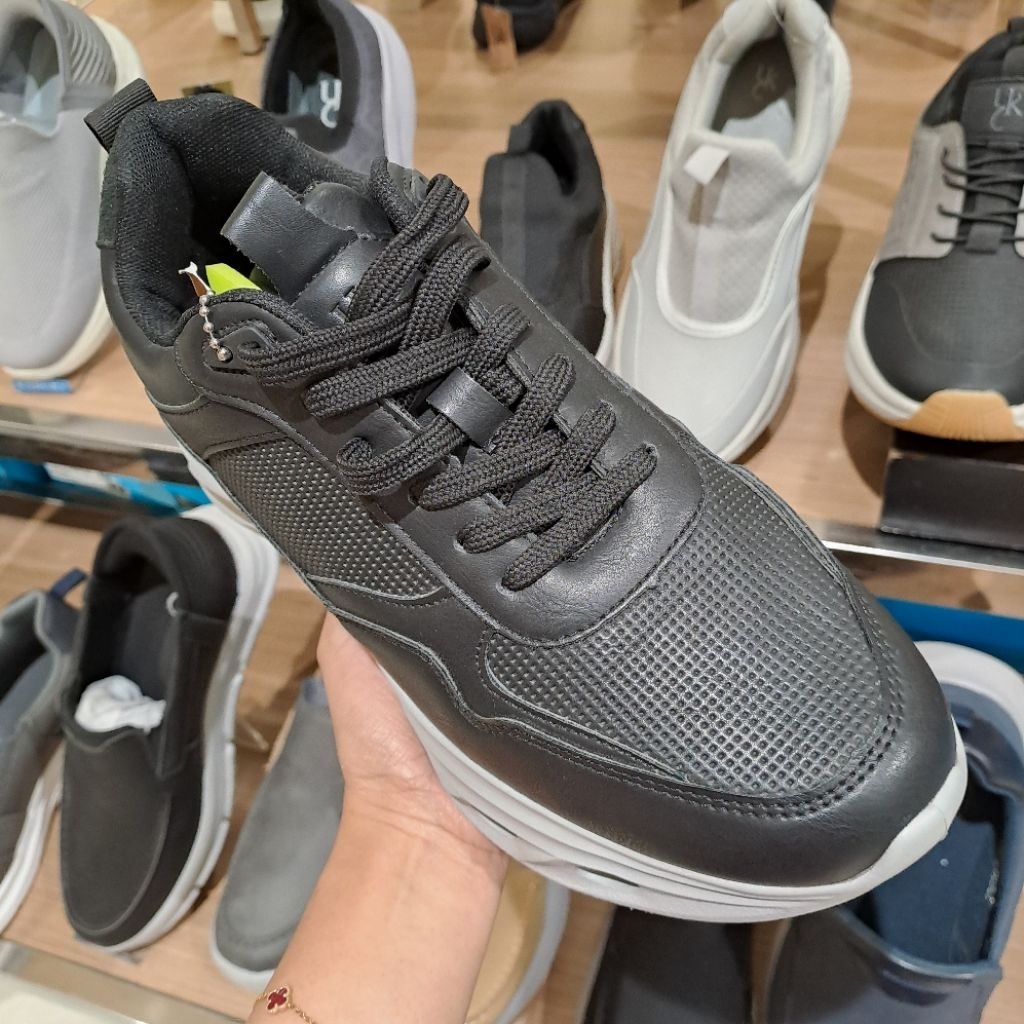sepatu sneakers pria yongki komaladi